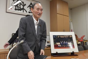 長嶋茂雄さん死去に菅元首相「まさに国民的スター」「超人的な何かがある人」　国民栄誉賞授賞式で同席