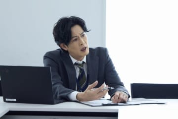 『人事の人見』人事部一同は、里井常務の解任を阻止するために動き出すが…