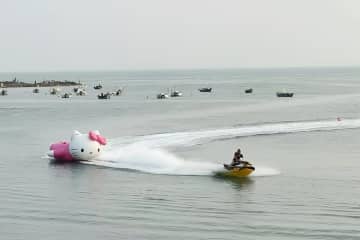 キティちゃんが青島でまさかの肉体労働、中国ネット「笑った」「胸が痛む」