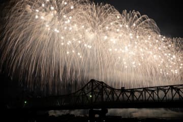 「長岡まつり大花火大会」新潟・信濃川で、ナイアガラや超大型花火など打ち上げる“日本三大花火”