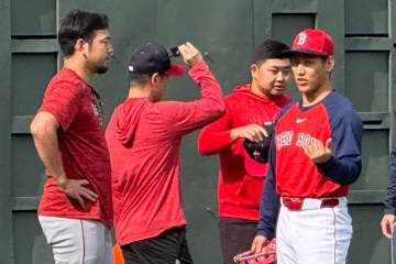 【ＭＬＢ】吉田正尚 キャッチボールの距離２２・９ｍに伸びる　菊池雄星と３０分談笑