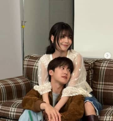 スヨン（少女時代）、俳優コンミョンを優しくバックハグ…恋人チョン・ギョンホも思わず嫉妬？