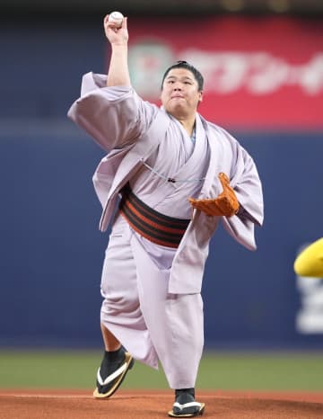 「すげぇ迫力だったな！」体重139キロの人気力士がオリックス始球式登場→大暴投も球場は大盛り上がり！「可愛かった」「めっちゃ最高な演出」など反響大
