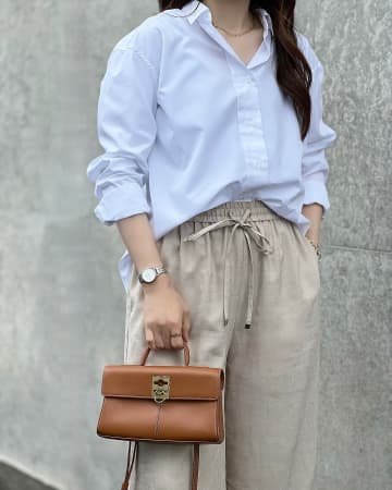涼しくてラクできちんと見える。爽やか白シャツ×リネンの絶妙涼感バランス【40代の毎日コーデ】