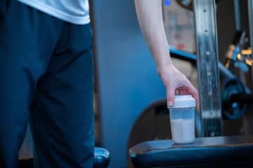 年収400万円・自営業男性「プロテインは鶏胸肉で代用できるが白米は……」26歳男性の憂鬱