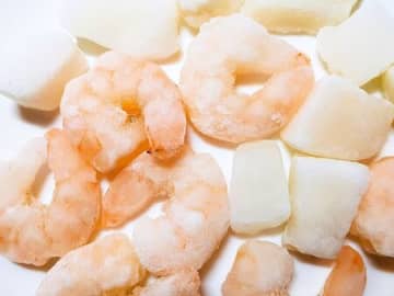 凍ったまま調理してるなんてもったいない！「冷凍シーフードミックス」の解凍のコツ。おいしさが段違いですよ♪