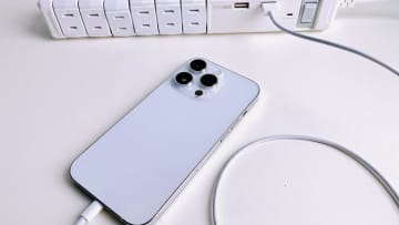 職場で私用スマホ充電は「マナー違反」？　実は窃盗に該当する可能性も！