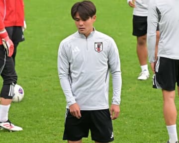 「見本にしないといけない」“ブンデス４位”の佐野海舟、２年連続で独トップの日本人ボランチに感嘆「多くのものを吸収して自分の武器に…」