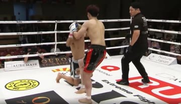 「一人で立つこと、歩くことも…」左足が…カーフで衝撃KO ダメージの大きさに実況驚愕