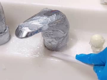片栗粉を混ぜるだけ？　水垢がスルッと落ちる掃除術に「試したくなる」「助かった」