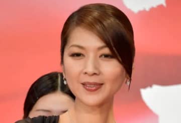 飯島直子、鮮やかな白い紫陽花が咲いた実家ガーデニングを公開⇒「癒やされる」「綺麗でかわいい」と反響