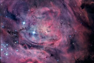いて座で輝く幻想的な輝線星雲「干潟星雲」　南半球の天文台で観測