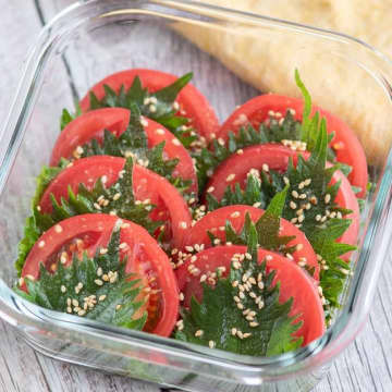 【トマトが想像以上にウマくなるやつ】「冗談抜きでハマった」「夏はこれ冷蔵庫に常備だわ」漬けるだけの簡単副菜レシピ