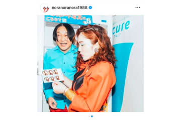 平野ノラ、人気芸人との“無表情”証明写真に反響　「昭和のトレンディドラマ感」「背景と同化してて」