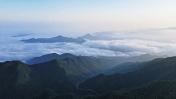 紅旗嶺に雲海と陽光の絶景　中国安徽省池州市