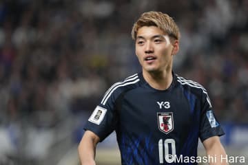 ｢この角度ドキドキします｣サッカー日本代表・堂安律、カラフルカーディガン＆ヒゲ姿が爆イケ｢オフ感が出てていいですね｣