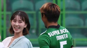 久保建英も思わず反応！30歳日本代表選手、美人妻とのデートをSNS投稿「隣空いてるよー」「鬼キープで」