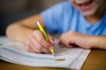 2歳児が高IQ団体「メンサ」の会員に。1歳で本を音読し、すでに5カ国語で数字を数えられる