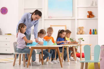 孫が民間学童クラブに通っています。習い事の送迎があり助かるそうですが、月額5万円もするので全額援助したいです。税金はいくらかかりますか？