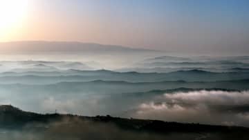 雲海が描き出す山水画のような風景　中国甘粛省