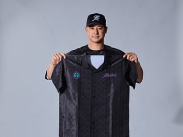 【千葉ロッテ】左右の胸元にBLACK SUMMER仕様のロゴとマリーンズの文字！8/9オリックス戦対象にアロハシャツを受け取れるグッズ付きチケットを先着15,000枚で販売！