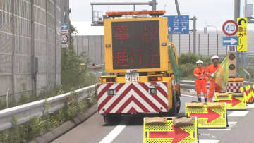 「トレーラーが横転して出口を塞いでる」積み荷の鉄の廃材が道路に散乱…運転手の男性がケガ　千葉・市川市
