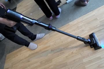 シャークの掃除機、後ろへ動かしてもゴミ残さず時短で静音に