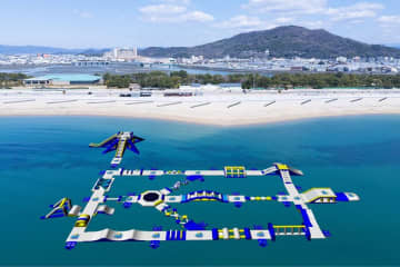 和歌山市片男波海水浴場初の海上アスレチック「AQua LooP(アクアループ)」が7月5日(土)にOPEN！　5.5mの超巨大すべり台など全20種のアトラクションが海に浮かぶ！ファミリーも友人同士でも全力で楽しめる“海上の冒険エリア”が今夏オープン