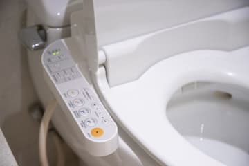 今春から一人暮らしを始め、ずっとトイレの温度設定を「中」にしていました。節電のため「弱」にしたのですが、どのくらい節電できるのでしょうか？