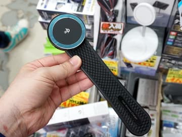 ダッシュボードに設置できるフレキシブルバンド型など、ワイヤレス充電器が2製品