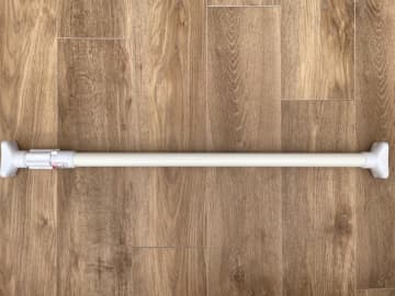 【ダイソー】550円のネジ止め式「つっぱり棒」は頑丈だから使い勝手バツグン！物干しや収納におすすめ！