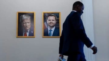 トランプ氏、新たな公式写真を公開　歴代大統領にみられた笑顔も米国旗もなし