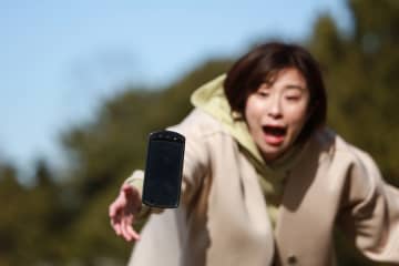 スマホをよく落とすのはなぜ？共通する５つの特徴と見直すべき行動習慣
