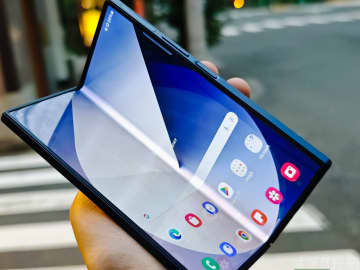 サムスン、今度の折りたたみスマホは「新章」ウルトラの展開を示唆　薄型化に進展あるか