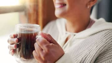 カフェイン入りコーヒーを適度に摂取、女性の健康的な老化と関連か　新研究