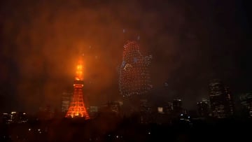 『LAWSON創業50周年記念ドローンショー』開催！500機のドローンが夜空に“からあげクン”を描く