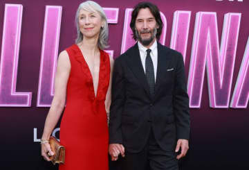 キアヌ・リーヴス、恋人とラブラブ登場！『ジョン・ウィック』シリーズ新作の上映会に