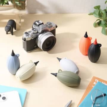 レンズとカメラをきれいにクリーニング、小型ブロアーに新色追加