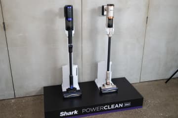 Shark、後ろに引いても吸い取れるスティック掃除機「PowerClean 360」。新型ヘッドで“360°クリーニング”実現