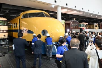 ドクターイエローT3編成、リニア・鉄道館での展示終了　ファンが「人力」で搬出作業
