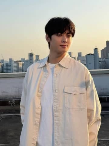 ASTRO チャウヌ、IUの収録曲「美人」MV撮影現場のビハインドショットを公開