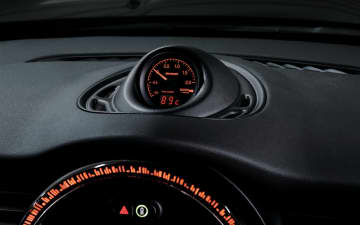 ピボット、「DUAL GAUGE RS」にオレンジ照明のブースト計とセンサータイプのタコメーターを追加