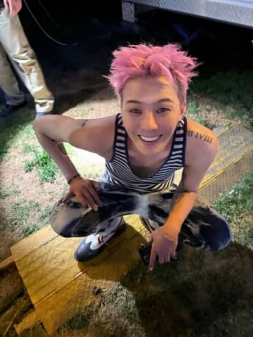 G-DRAGON、ピンクヘアに変身…さらにスタイリッシュに！