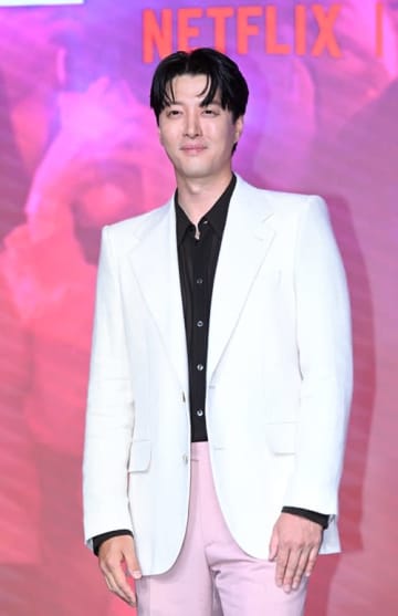 16歳年下“濡れ場”女優と熱愛説…イ・ドンゴン（44）、カフェ事業がソウル進出で公私ともに絶好調！