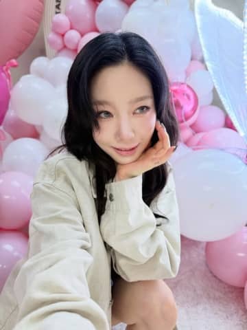 少女時代 テヨン、まるで妖精！？タイ公演の記念ショットを公開「2日間楽しかったです」
