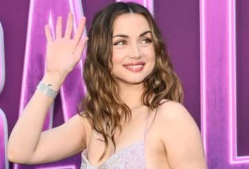 サイドざっくり！アナ・デ・アルマスが大胆ドレスで魅了