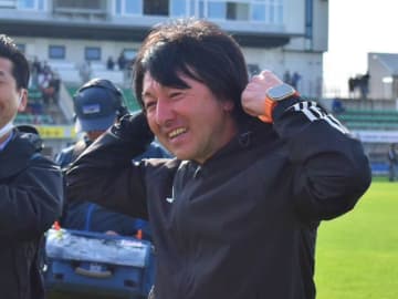 青森山田を倒し悲願の初優勝を果たした野辺地西、感無量の三上監督「ようやく優勝を届けられた」