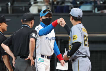 【日本ハム】新庄監督と阪神・藤川監督がメンバー表交換で笑顔のグータッチ