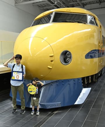 ドクターイエローT3を搬出　リニア・鉄道館の展示終え