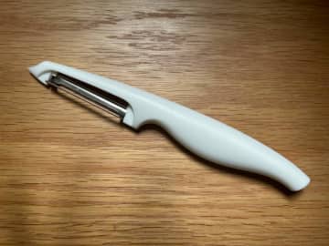まるでペンのようにスリム！包丁感覚で皮をむけるキャンドゥ「縦型ピーラー」が便利♪